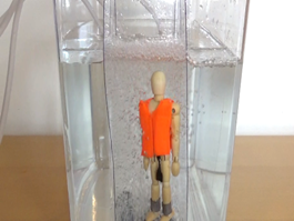 ホワイトウォーターの再現実験です。気泡の発生量が増加すると、人形全体が水中に沈みました。