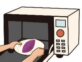 電子レンジにサツマイモを入れる