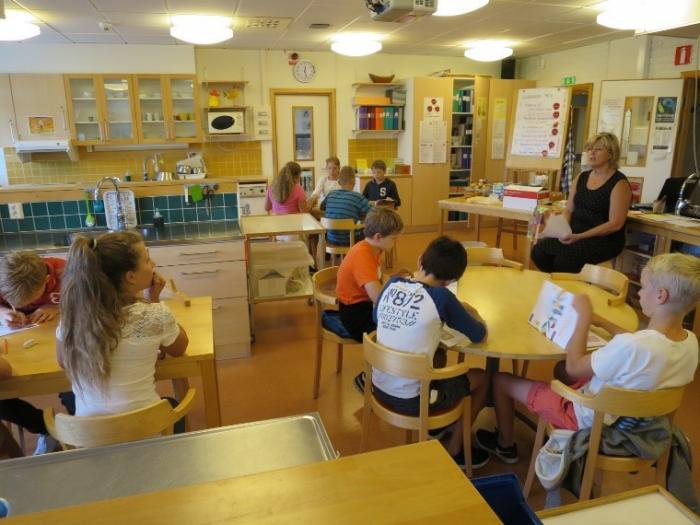 スウェーデンの小学校家庭科室での授業の様子