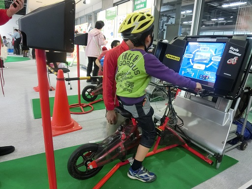 自転車シミュレーターで、自転車の安全な乗り方を学びました。