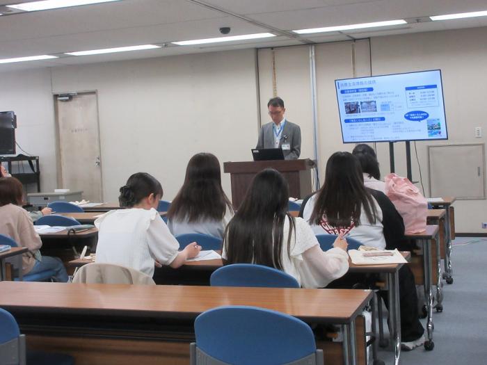 職員が説明している写真