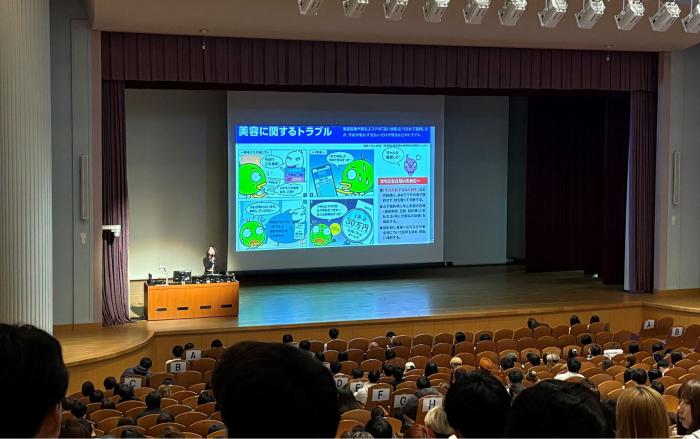 550人の新入生が参加した消費者トラブル防止講座の様子。