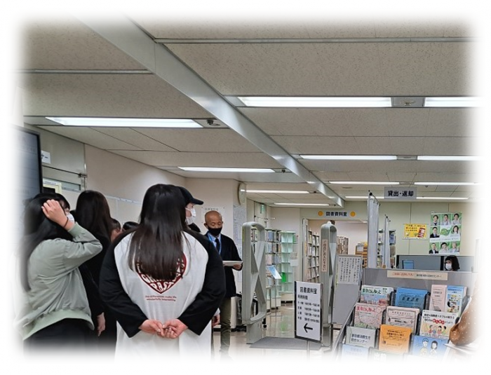 学生が職員の話を聞いている写真。この写真には、当日の様子がわかるリンクが張られています。